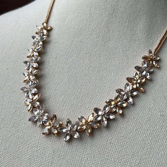 Beautiful Floral Rhinestone Statement Neckalce - Picture 4 of 8